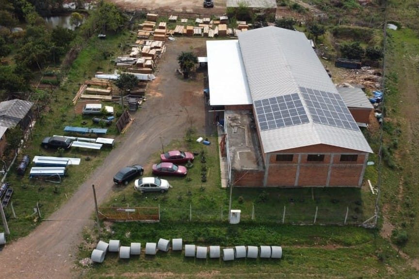 Vista aérea da fábrica Minosso Balanças em Santiago/RS, com painéis solares no telhado