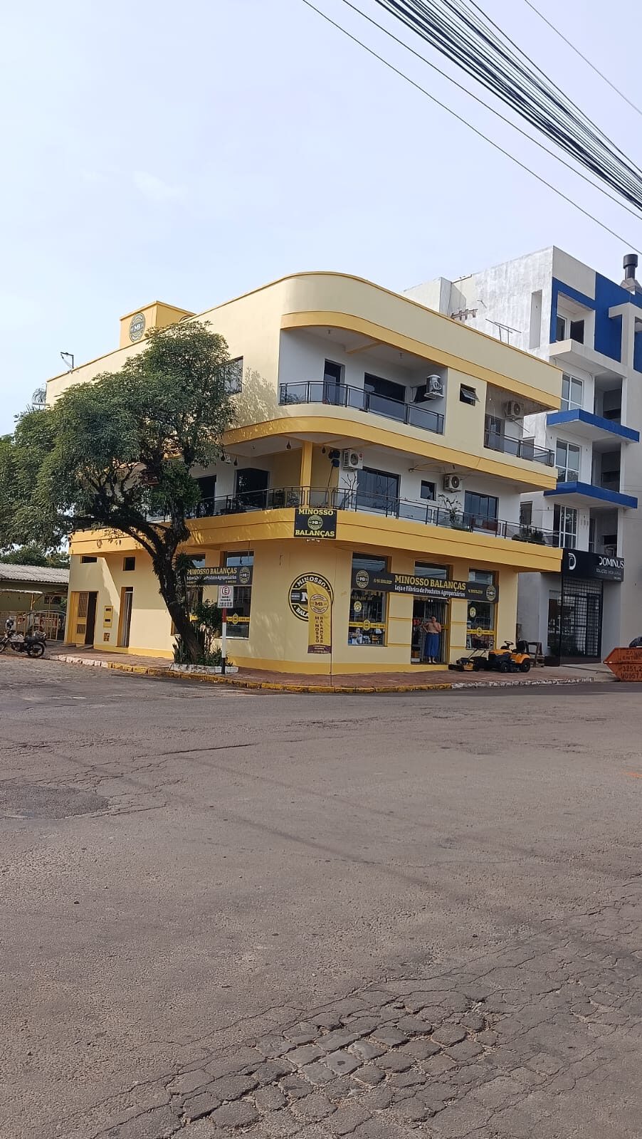 Fachada da loja, esquina completa