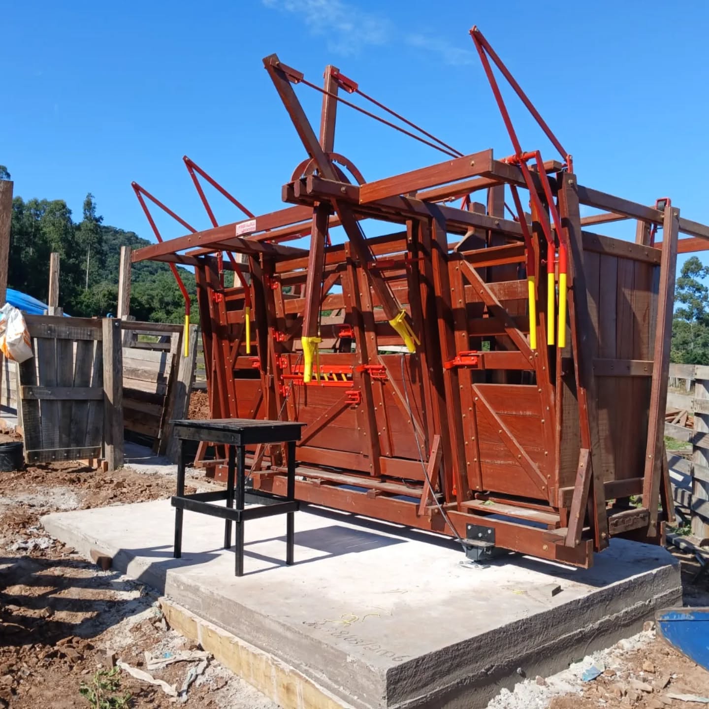 Tronco de contenção MB 4m em madeira de lei Faveiro Ferro